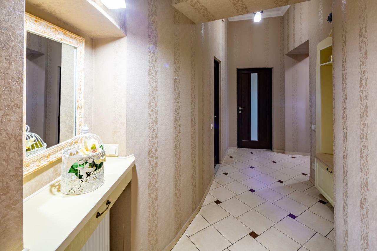 Alfa Apartments Kniazia Romana 11 リヴィウ エクステリア 写真